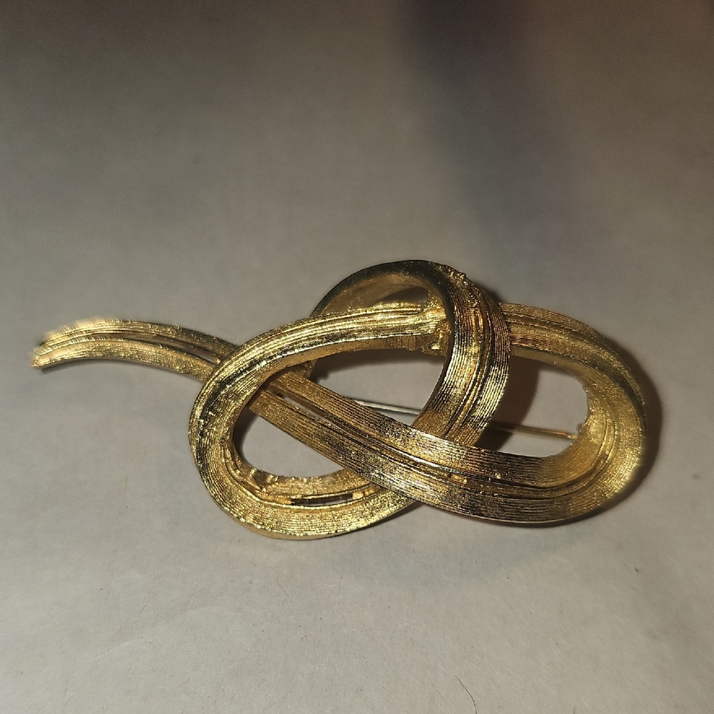 Coro Vintage Elegant Gold Knot Brooch